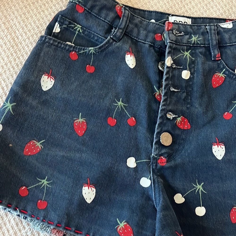 BDG strawberry button shorts. - Picture 10 of 12